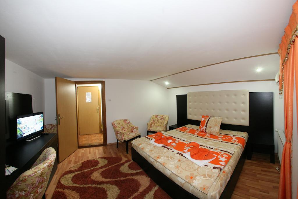 Pensiunea El Plazza Băile Herculane Chambre photo